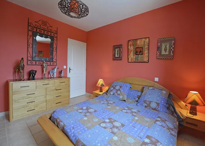 Tranquil With Pool View Villa Cornillon